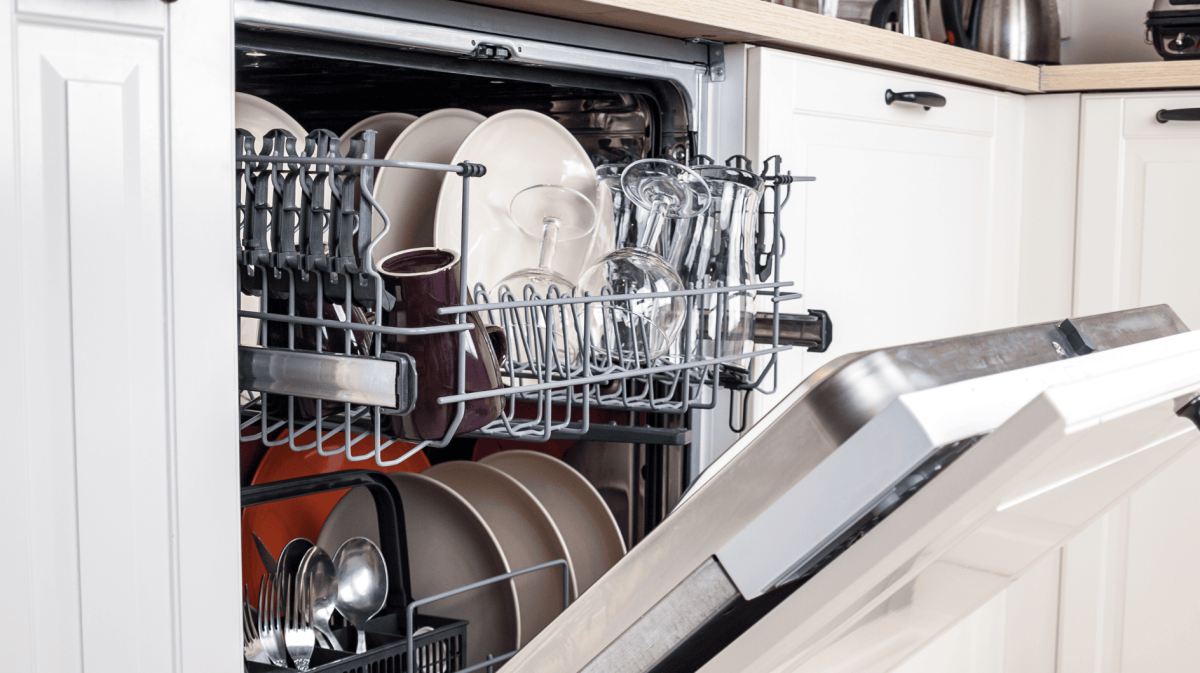 Spülmaschine mit Geschirr und Besteck