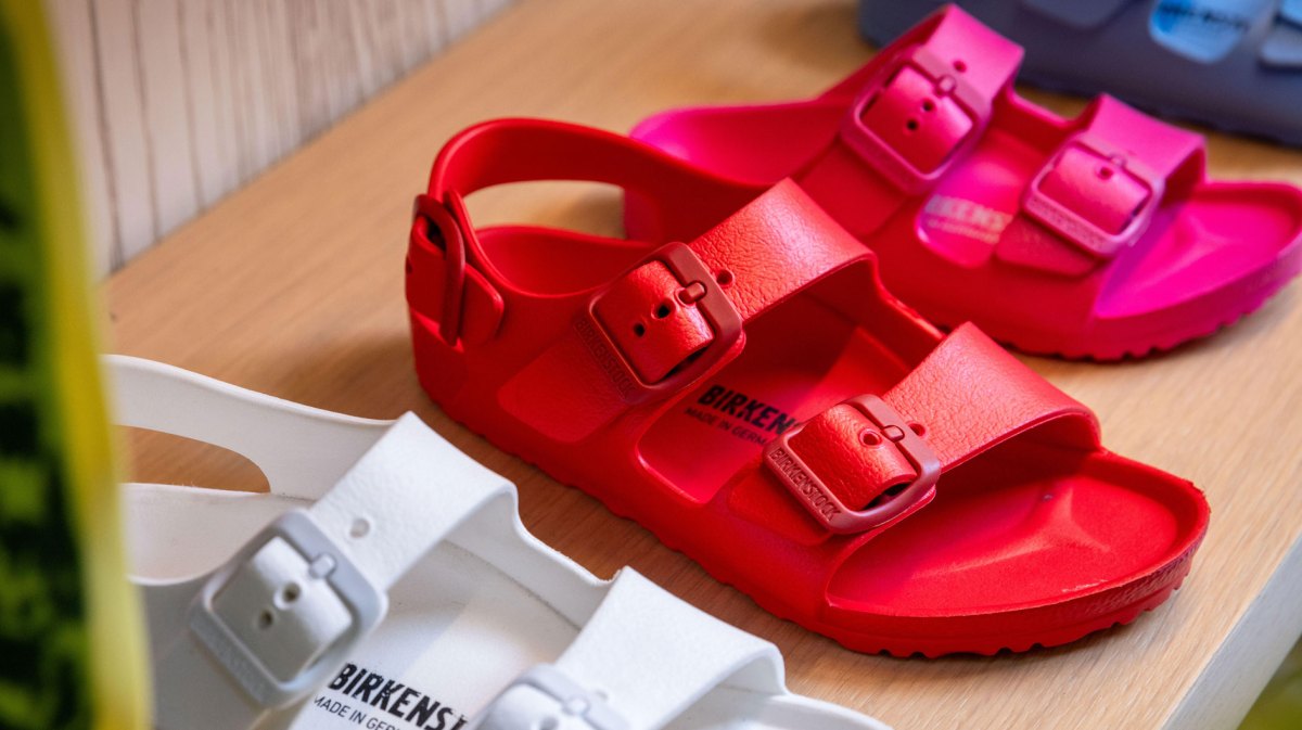 Birkenstock Sandalen in Weiß, rot und Pink auf Regal
