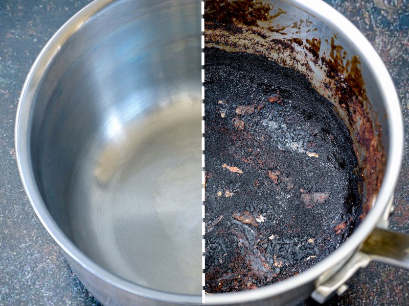 Ein Topf von oben, eine Hälfte ist sauber, eine ist schwarz eingebrannt.