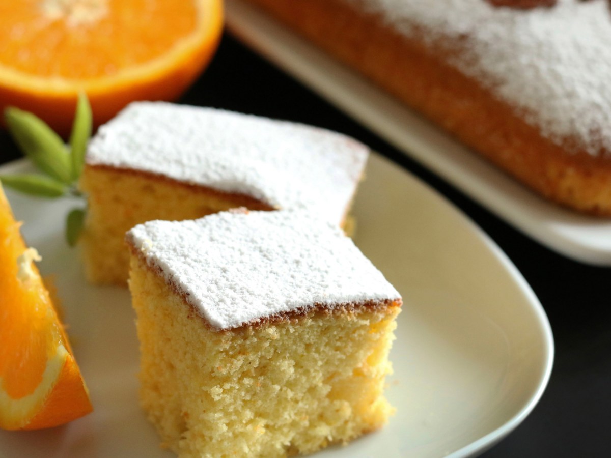 Ein St&uuml;ck florentinischer Kuchen mit Puderzucker auf einem wei&szlig;en Teller.