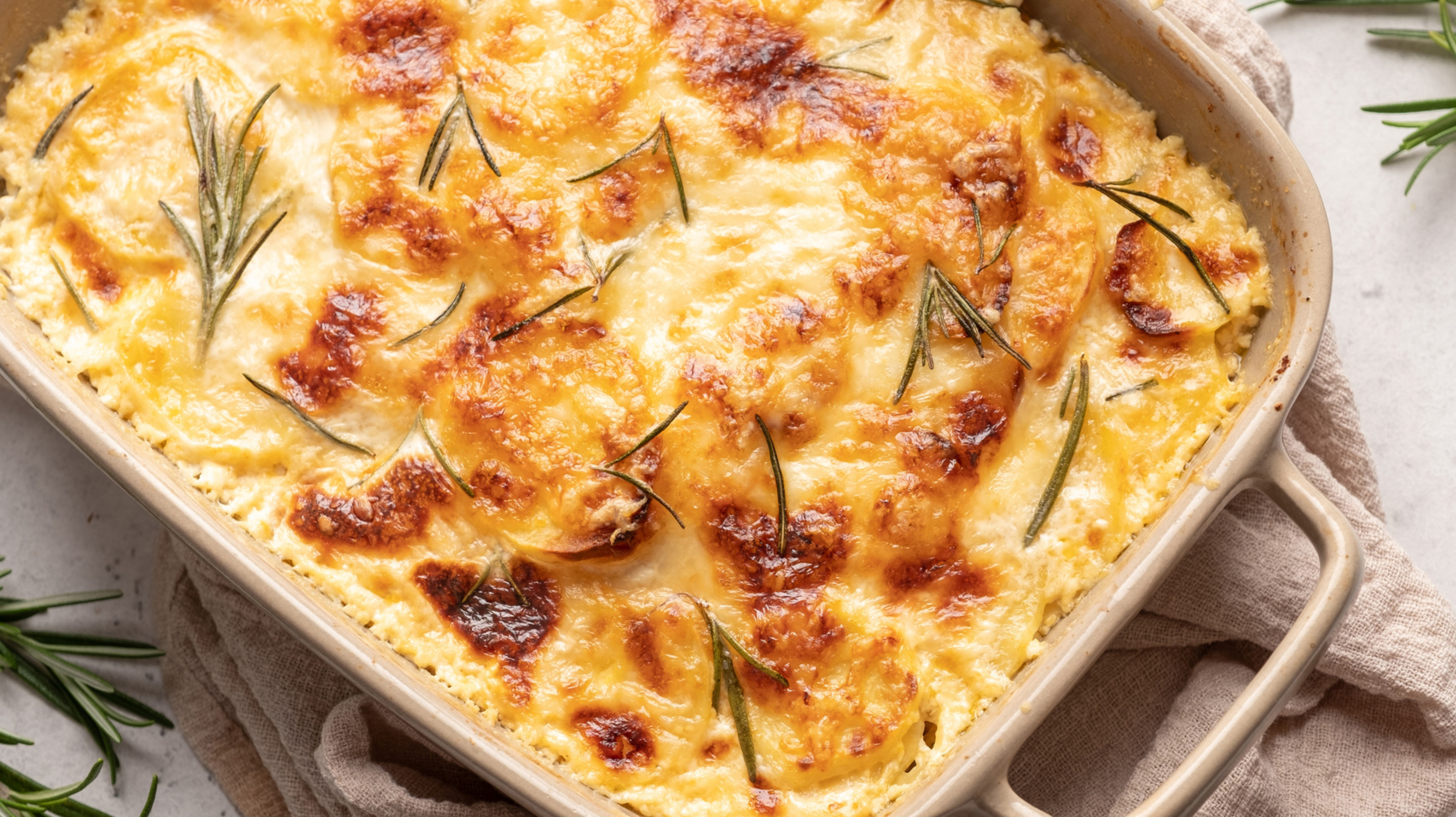 Griechischer Kartoffelauflauf mit Feta-Sauce