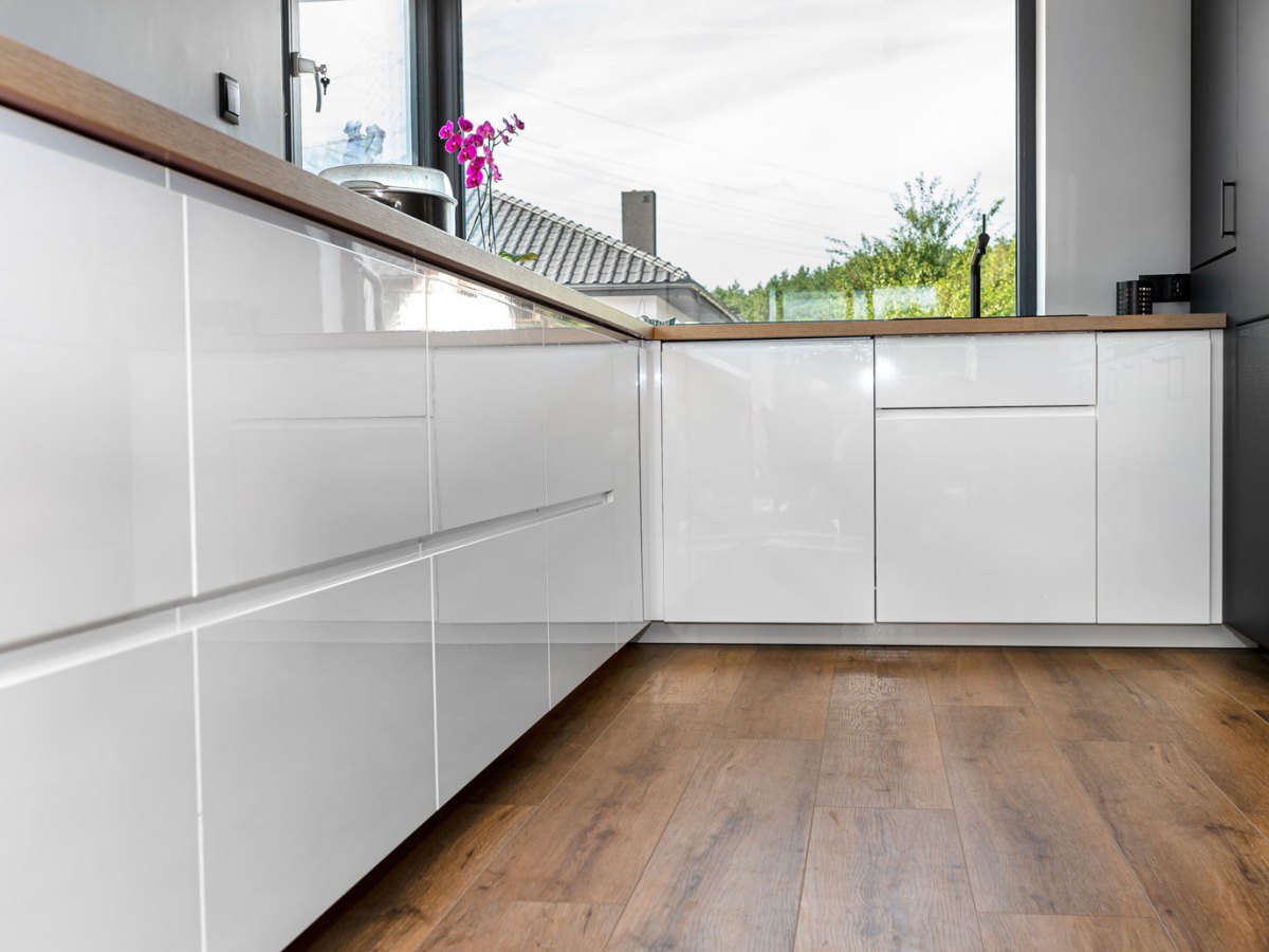 Wei&szlig;e Hochglanzk&uuml;che als Symbolbild f&uuml;r das Thema "Hochglanzk&uuml;che reinigen"