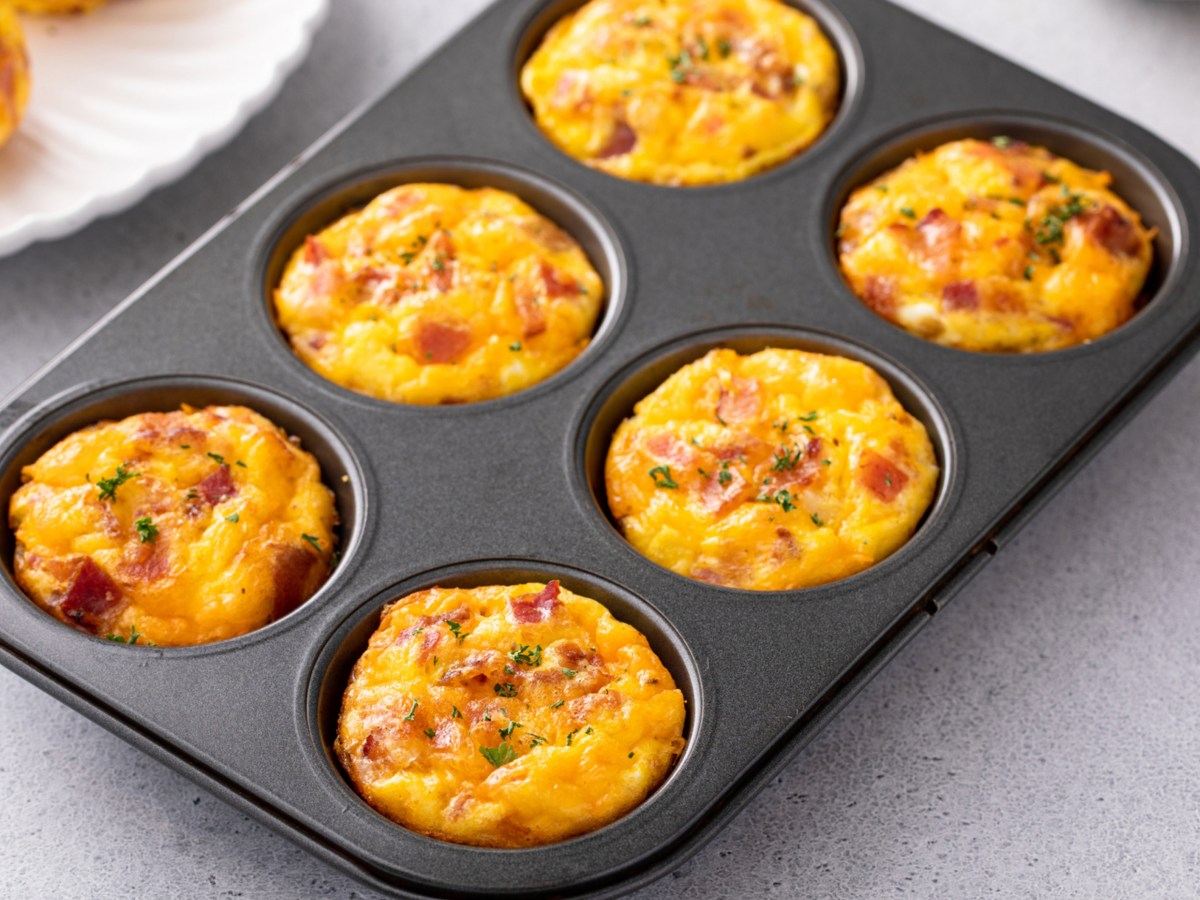 Eier-Muffins mit Spinat und K&auml;se: Low Carb Rezept f&uuml;rs Fr&uuml;hst&uuml;ck