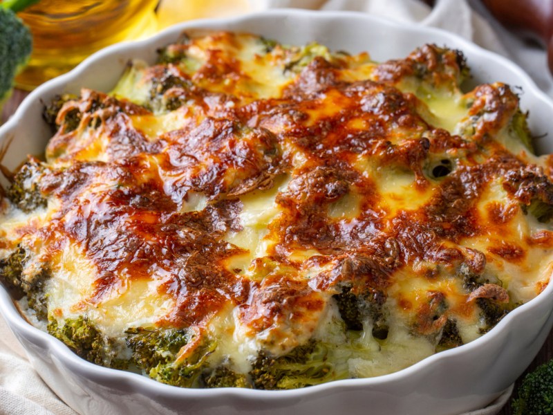Nudelauflauf mit Brokkoli und Käse überbacken und weißer Form.