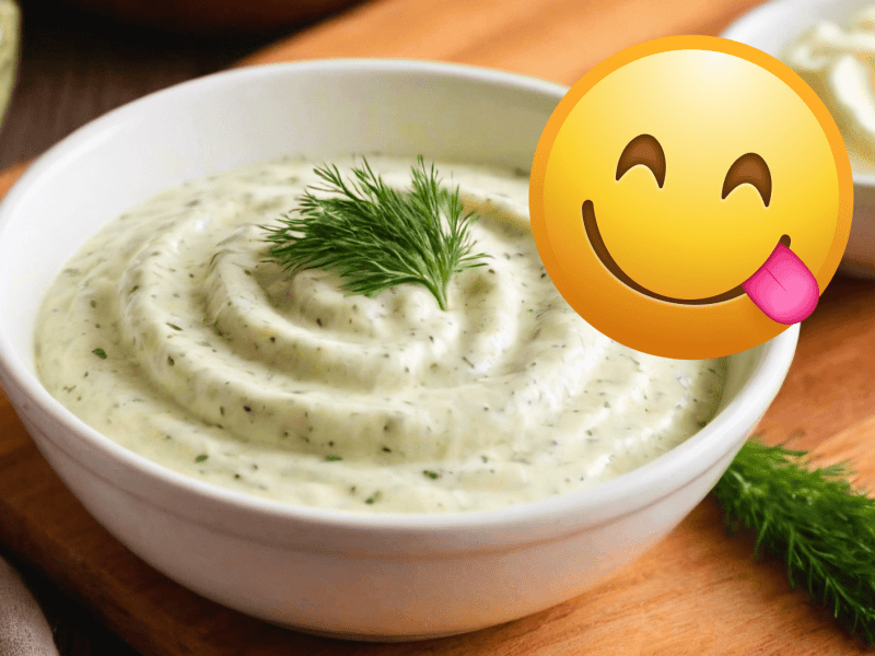 Knoblauchdip mit Dill in einem weißen Schälchen.