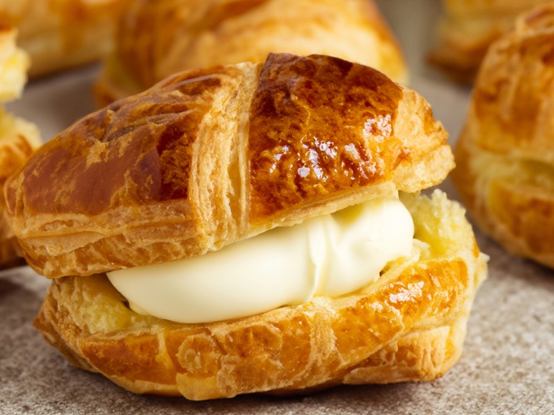 Blätterteig Cream Puffs mit Vanillecreme in der Mitte.
