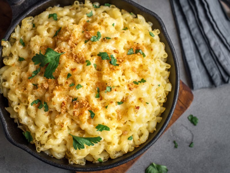 Von oben fotografierter Topf mit überbackenen Käse-Makkaroni.