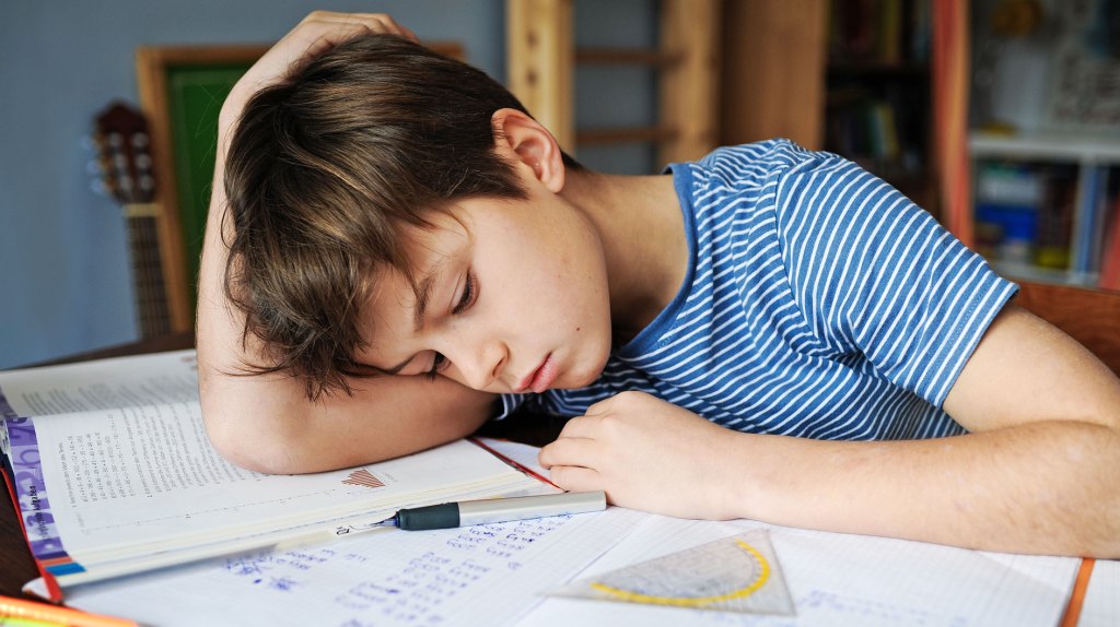 Experten-Tipps: Wann und wie lange dein Kind am besten Hausaufgaben macht