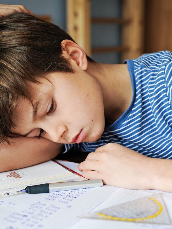 Experten-Tipps: Wann und wie lange dein Kind am besten Hausaufgaben macht