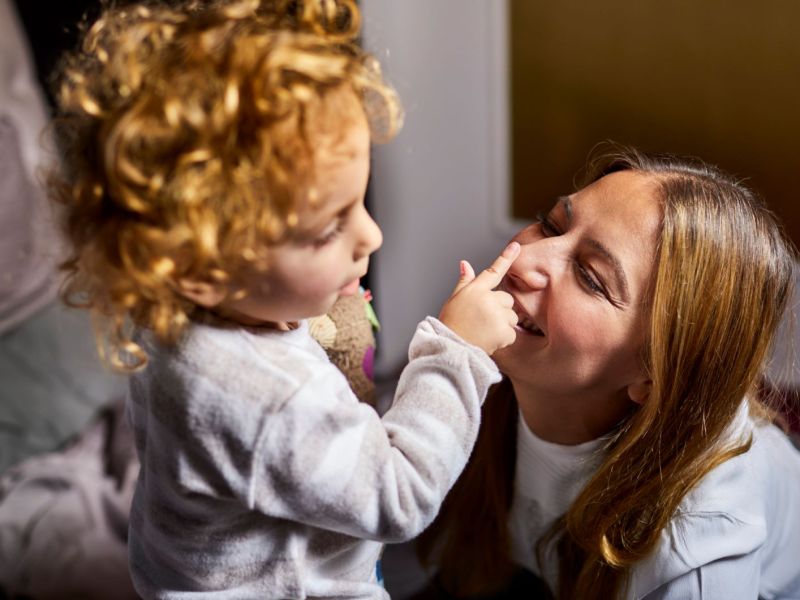 Eine glückliche Mutter spielt mit ihrem Kind