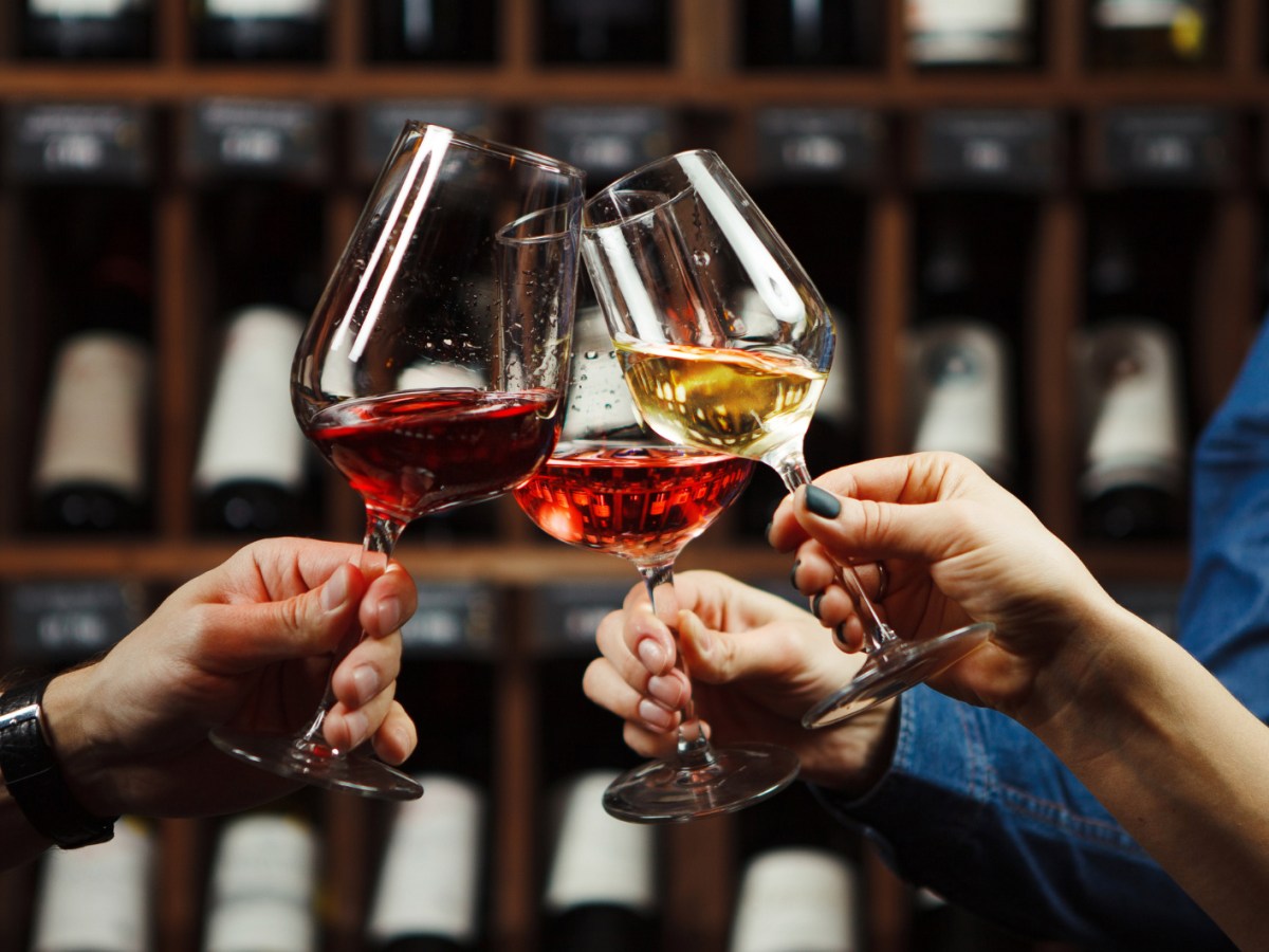 Mehrere Menschen sto&szlig;en mit Weingl&auml;sern an.