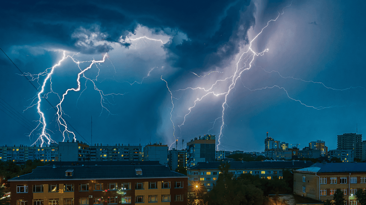 Ein Gewitter mit Blitzen über einer Stadt