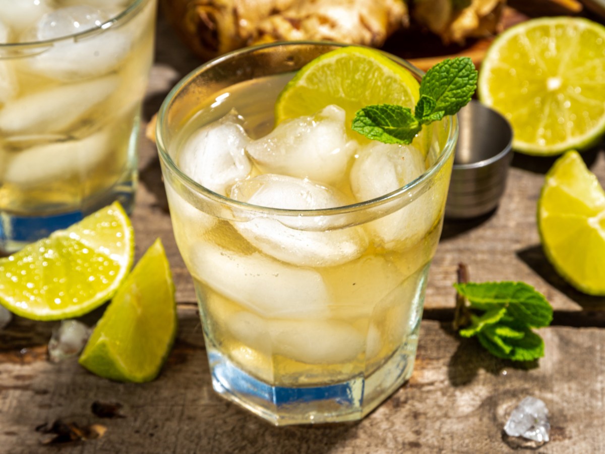Cocktail mit Ginger Ale, Limette und Eisw&uuml;rfel in einem kurzen Glas.