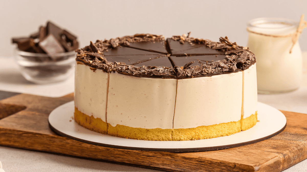 Cremetorte mit Kuchenboden und Schokoglasur.