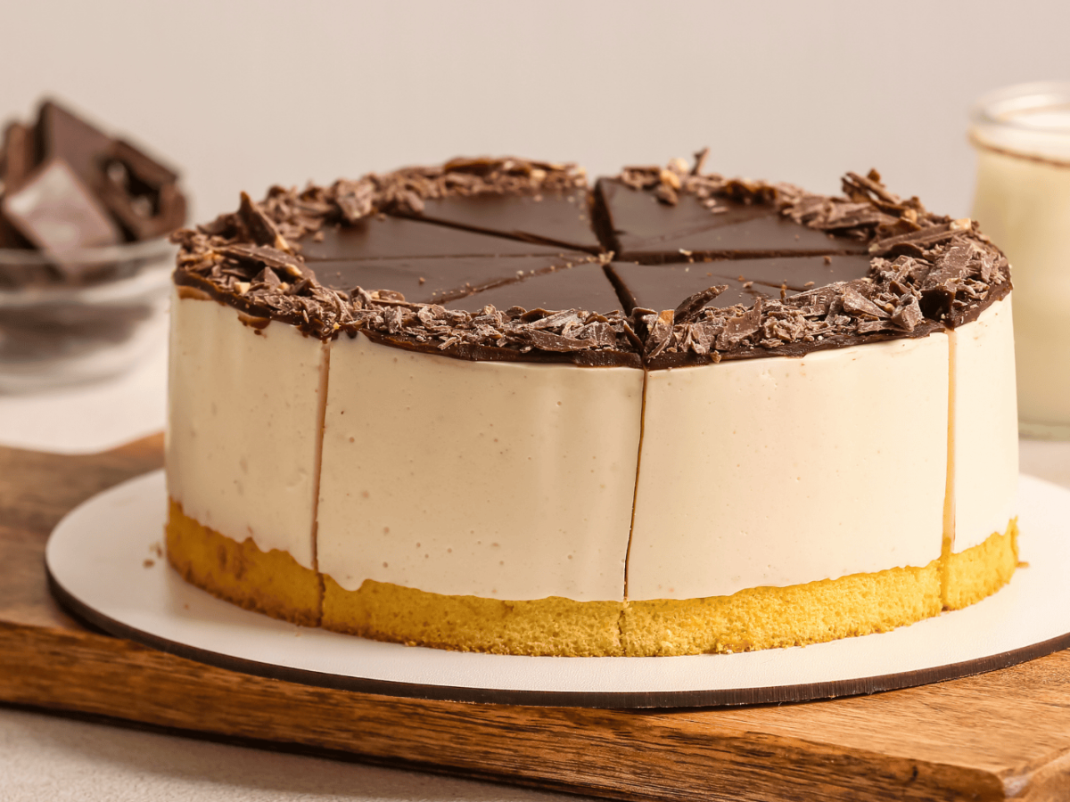 Cremetorte mit Kuchenboden und Schokoglasur.