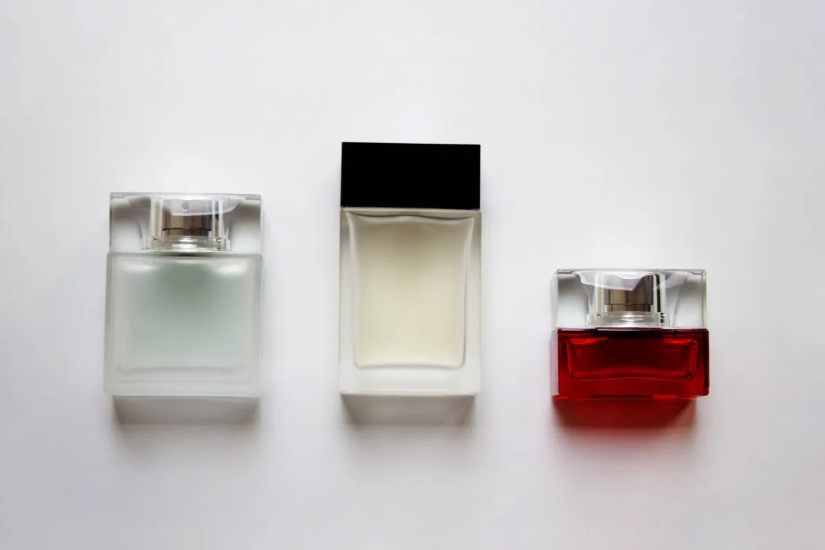 3 Duft-Flakons in klassischen Designs