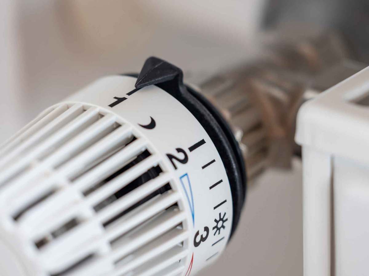 Thermostat an einer Heizung steht auf Stufe 1.