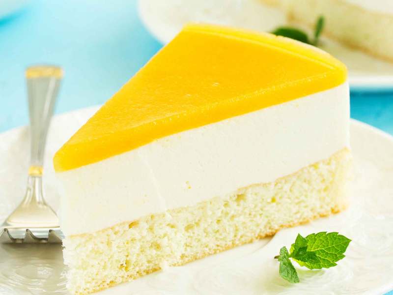 Schichtkuchen mit R&uuml;hrteig, Schmandmasse und Mango-Fruchtp&uuml;ree.