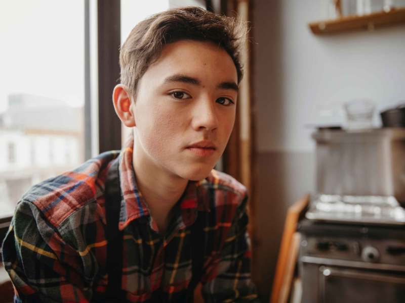 Porträt eines Teenagers in der Küche.