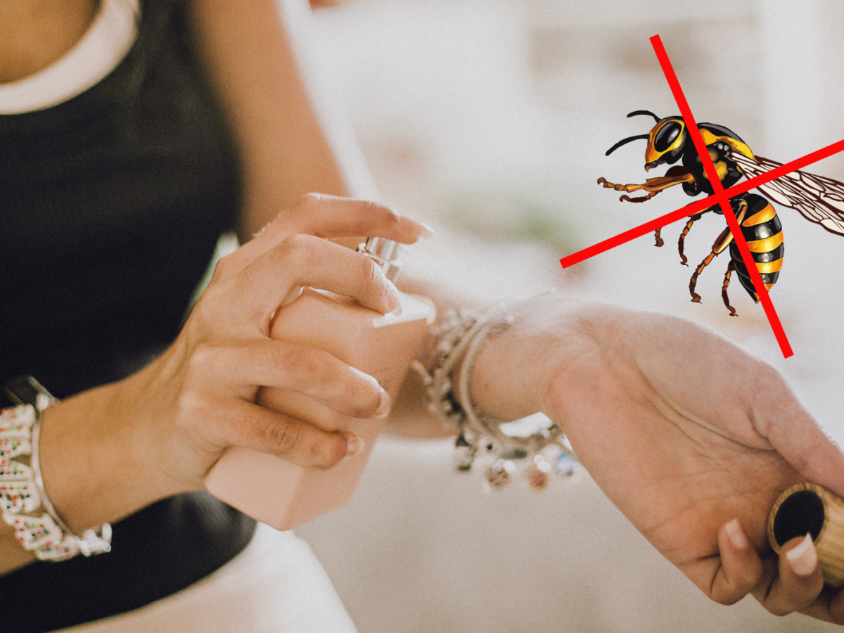 Frau, die sich ein Parfum aufs Handgelenk spr&uuml;ht und daneben eine durchgestrichene Wespe