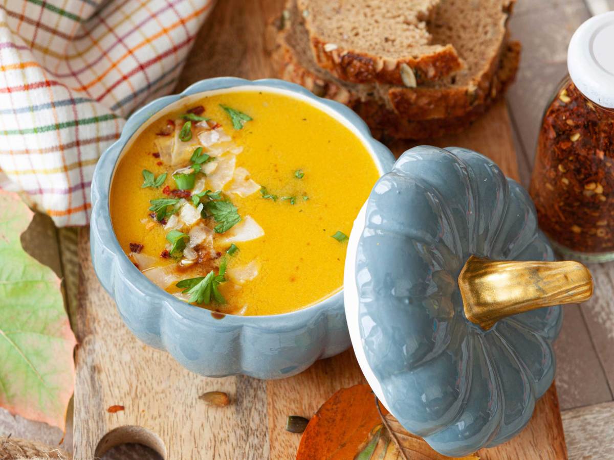 Kürbissuppe mit Kokosmilch: Cremiges Suppenglück mit Ingwer und Apfel