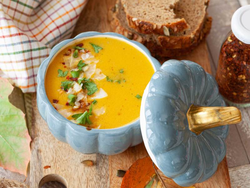 Kürbissuppe miz Kokosmilch in Kürbissuppenschale