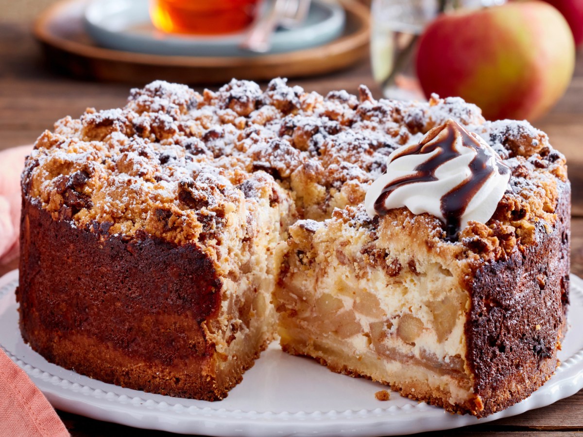 M&uuml;sli-Apfelkuchen auf einem wei&szlig;en Teller.
