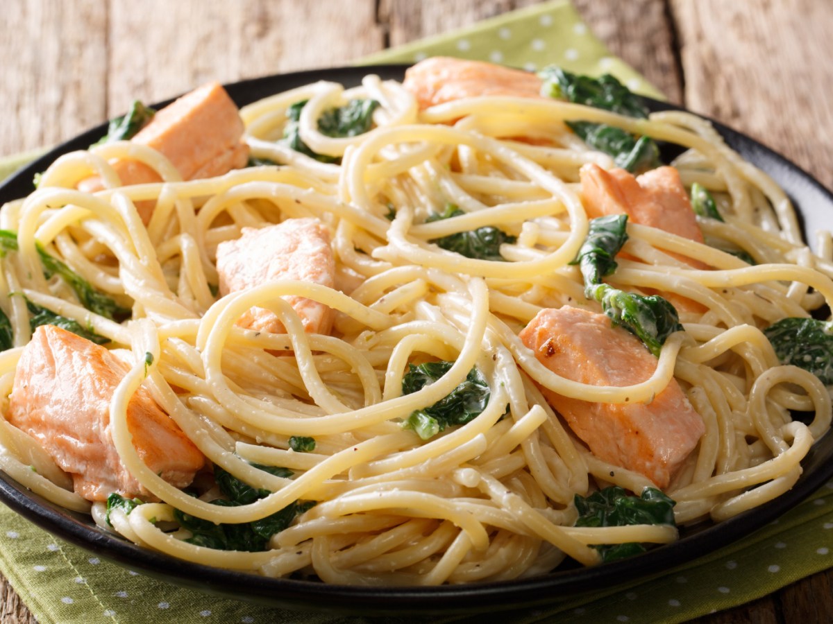 So schmeckt Bella Italia: Spaghetti mit Lachs und Spinat in 30 Minuten fertig