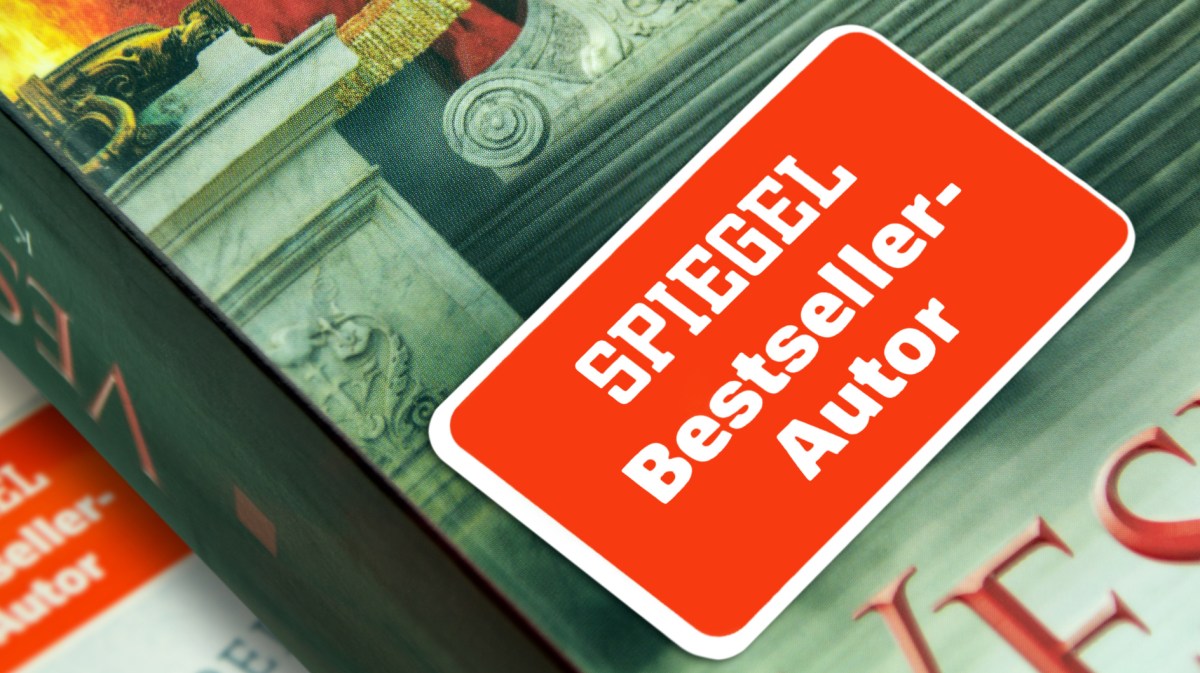 Nahaufnahme eines Spiegel-Bestseller-Aufklebers auf einem Roman.