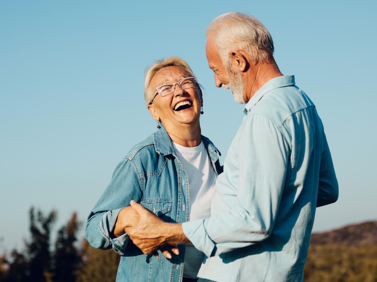 Seniorenp&auml;rchen lacht gemeinsam