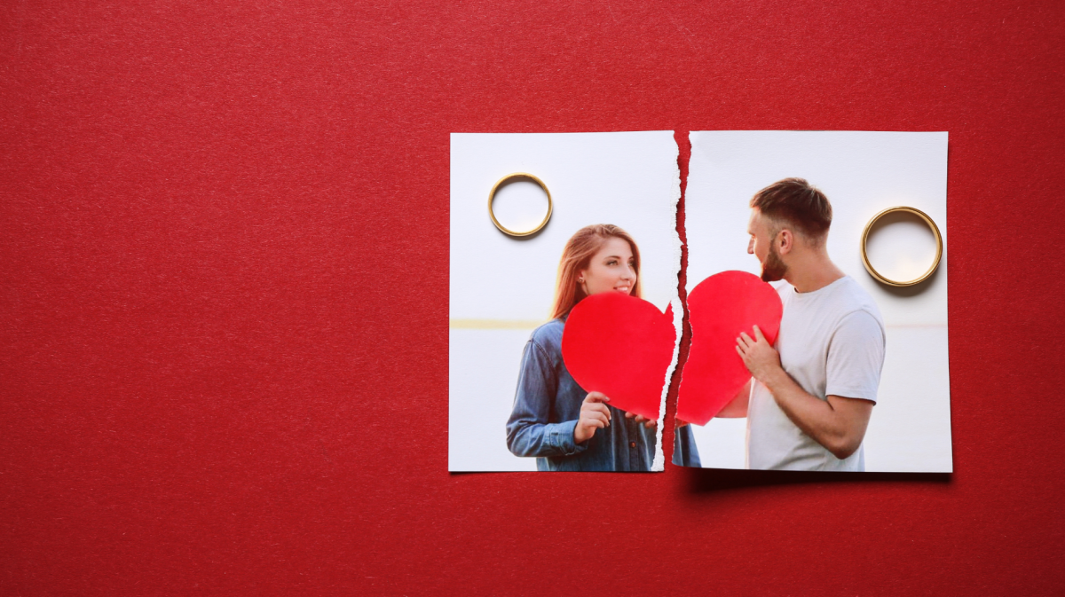 Zerrissenes Foto eines Paares mit rotem Herz auf rotem Untergrund, daneben zwei goldene Ringe als Symbol für Trennung.