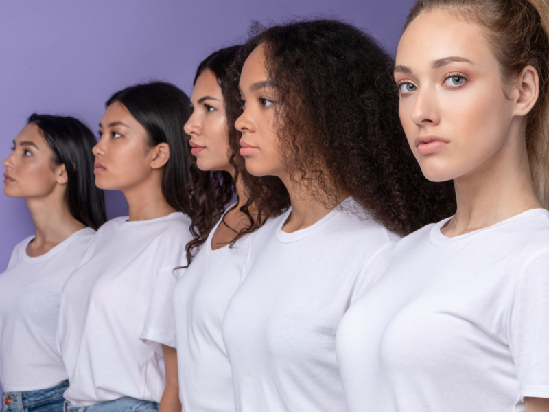 Eine Gruppe von Frauen vor einem lila Hintergrund