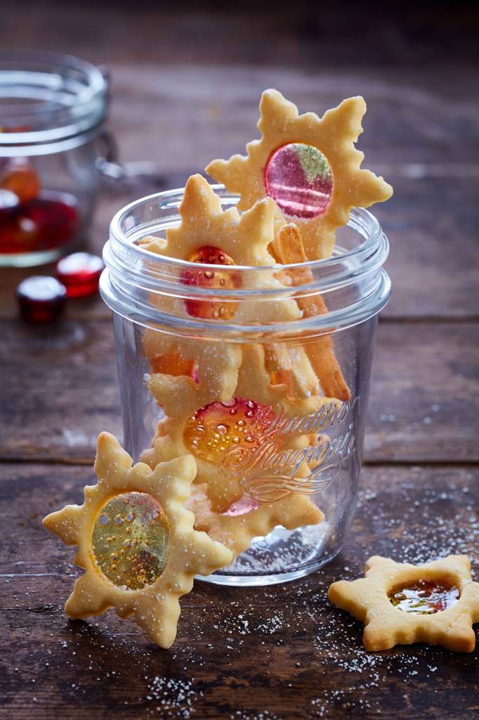 Buntglas-Kekse in einem Weckglas.
