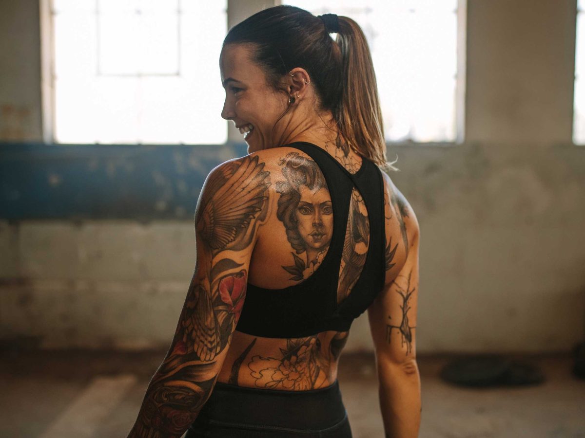 Sportliche Frau l&auml;chelt nach einer Trainingseinheit