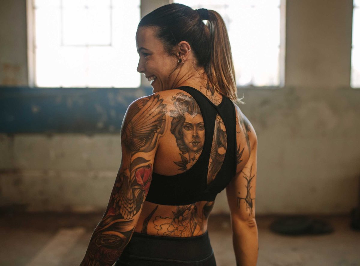 Sportliche Frau lächelt nach einer Trainingseinheit