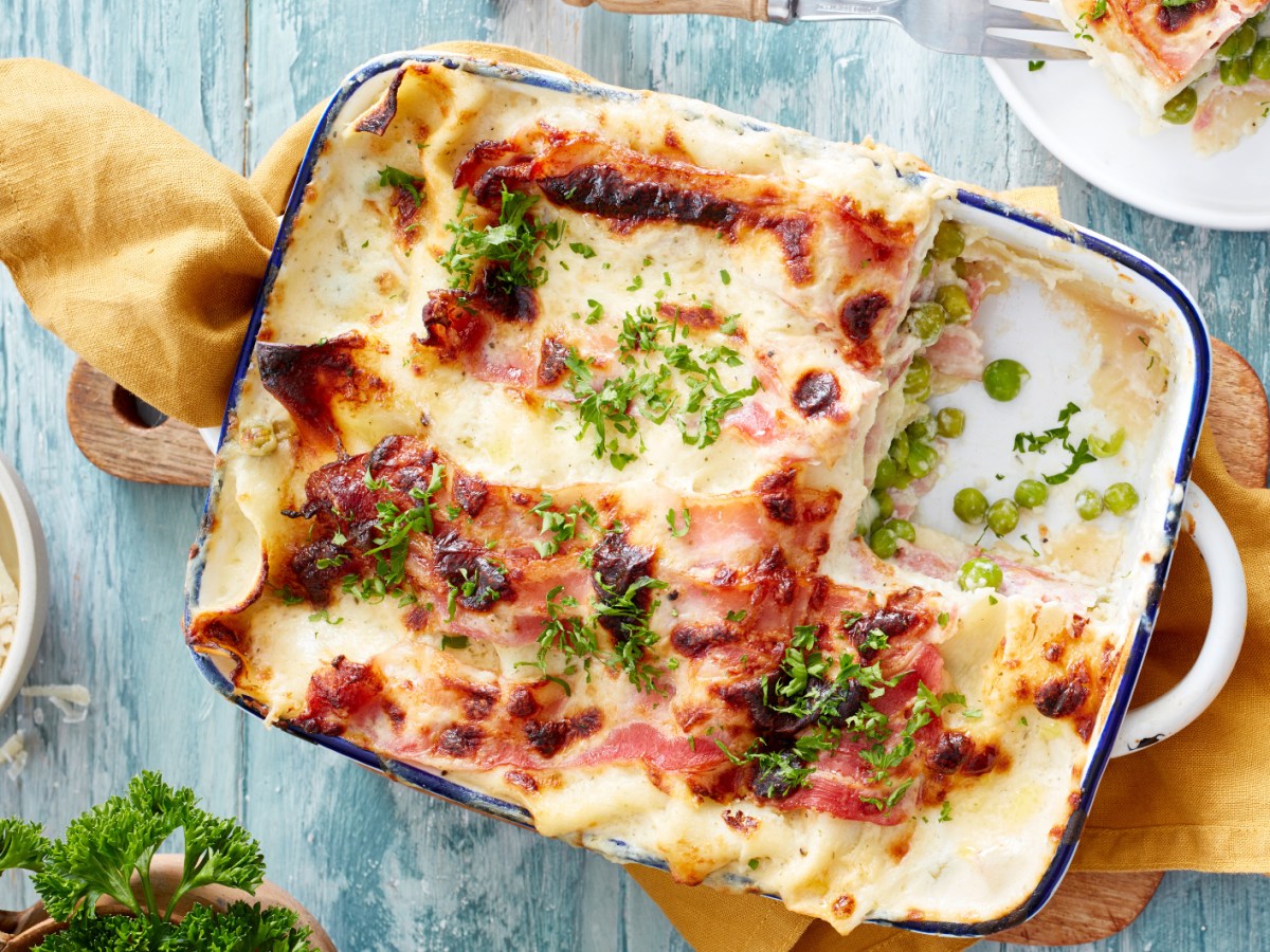 Lasagne mal anders: Diese cremige Carbonara-Lasagne ist unser neuer Lieblings-Auflauf
