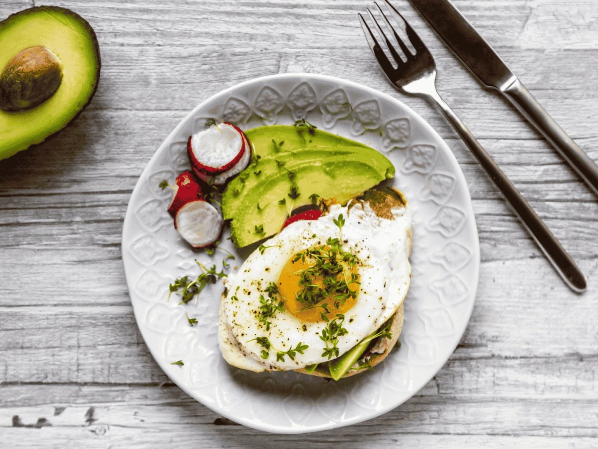 Proteinbrot mit Spiegelei, Avocado, Radieschen, Tomate und Kresse