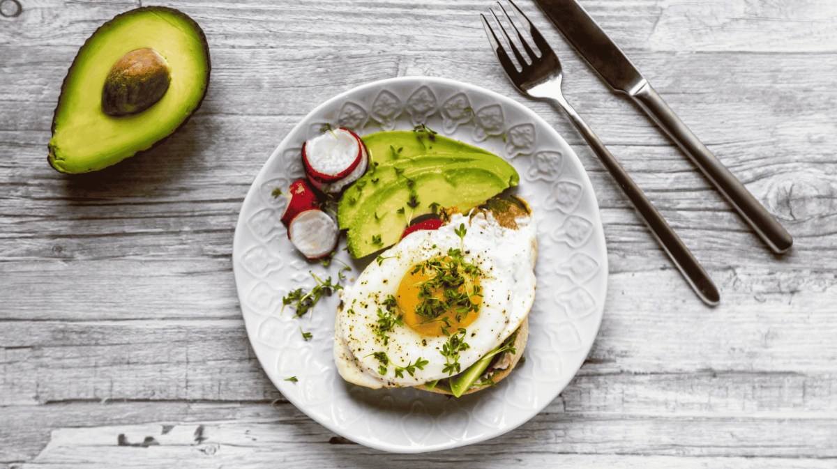 Proteinbrot mit Spiegelei, Avocado, Radieschen, Tomate und Kresse