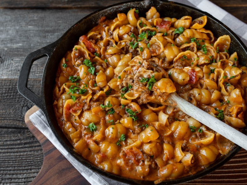 Nudel und Hackfleischpfanne mit viel So&szlig;e in gro&szlig;er Pfanne.