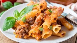 Rigatoni al Forno auf einem wei&szlig;en Essteller.