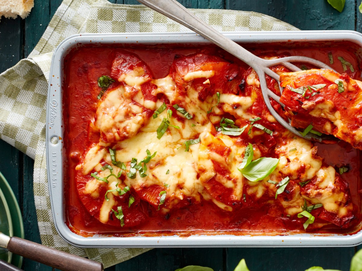 &Uuml;berbackene Schnitzel mit K&auml;se und Ananas in einer hellblauen Auflaufform.