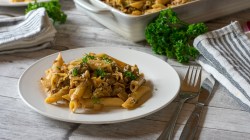 Spitzkohlpfanne mit Hackfleisch und Nudeln auf einem weißen Teller.