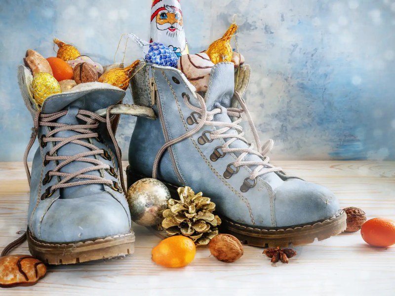 blaue Wanderstiefel mit Nikolaus-Geschenk gefüllt