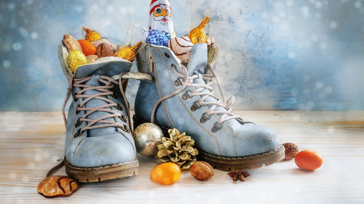 blaue Wanderstiefel mit Nikolaus-Geschenk gefüllt