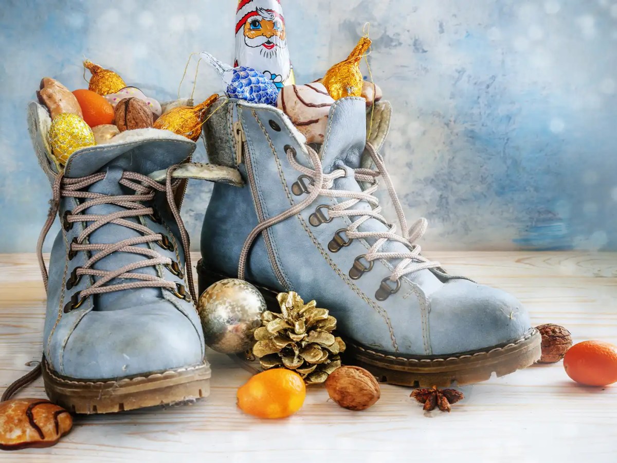 blaue Wanderstiefel mit Nikolaus-Geschenk gefüllt