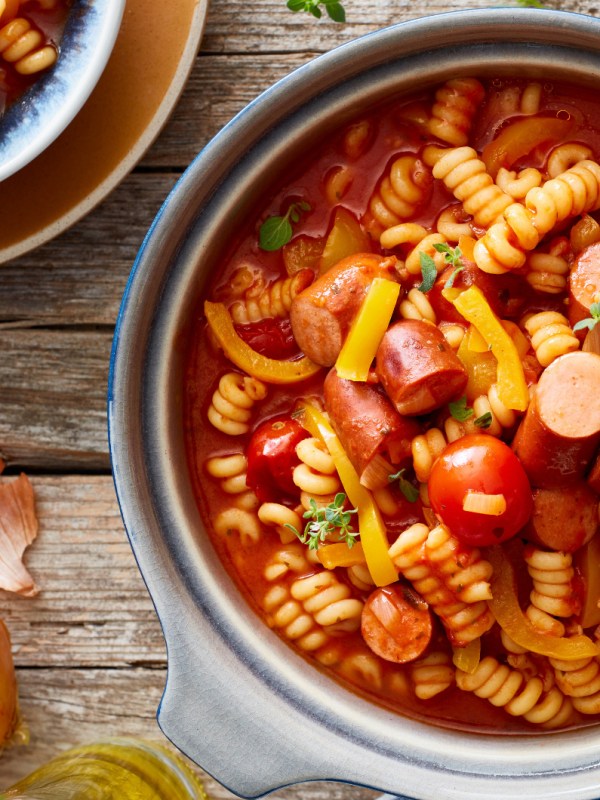 Alles in einem Topf: Würstchen-Gulasch mit Spiralnudeln für die ganze Familie