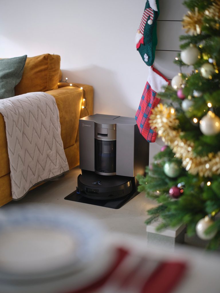 Staubsaugerroboter in weihnachtlichem Wohnzimmer