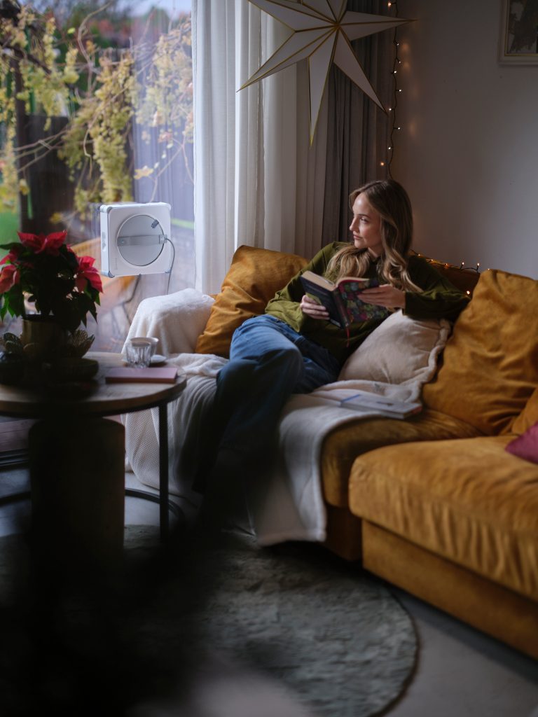 Der Fensterputzroboter von Ecovacs im Einsatz am Fenster