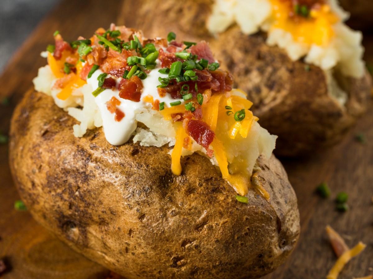 Rezept für deftige Ofenkartoffeln mit Schmand und Speck