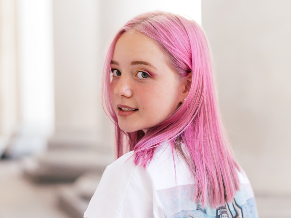 Portr&auml;t eines Teenager-M&auml;dchens mit hellrosa gef&auml;rbten Haaren.